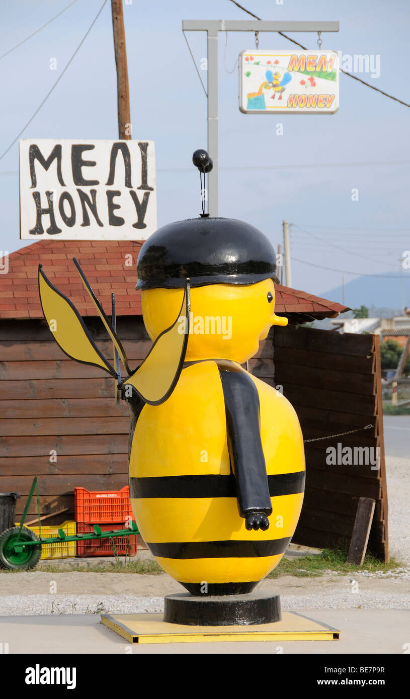 Biene wie Mann Anzeigenverkaufs-Honig aus einer Hütte am Straßenrand in Nikiti Chalkidiki Griechenland EU Stockfoto