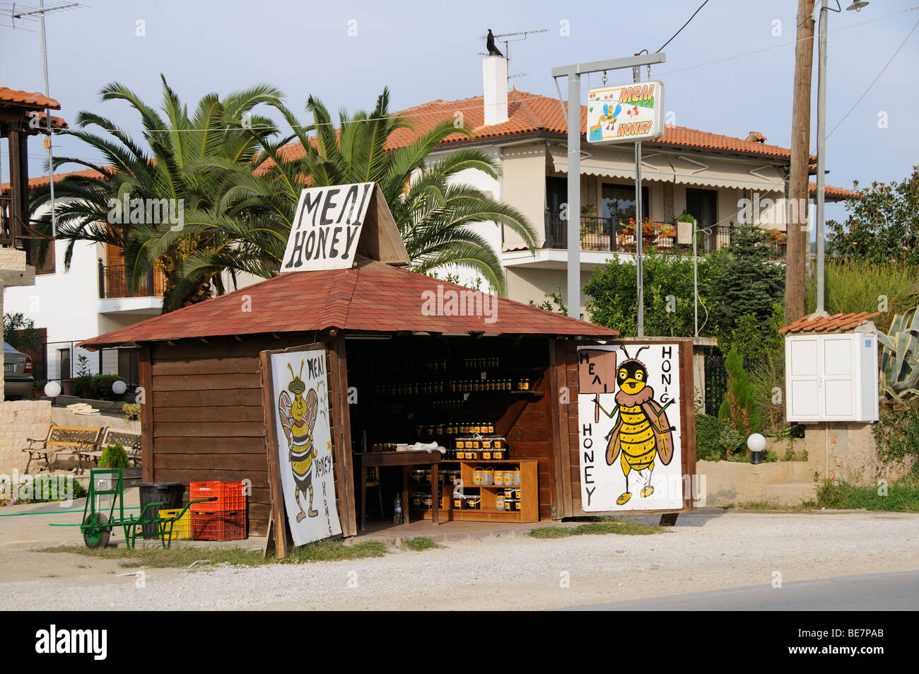Honig-Verkauf aus einer Hütte am Straßenrand in Nikiti Halkidiki Nordgriechenland Stockfoto