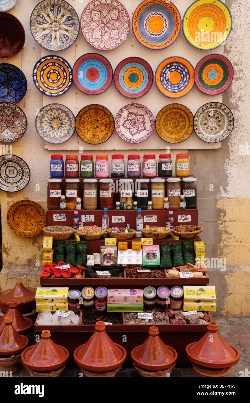 Keramik und Gewürze zum Verkauf in Essaouira, Marokko Stockfoto