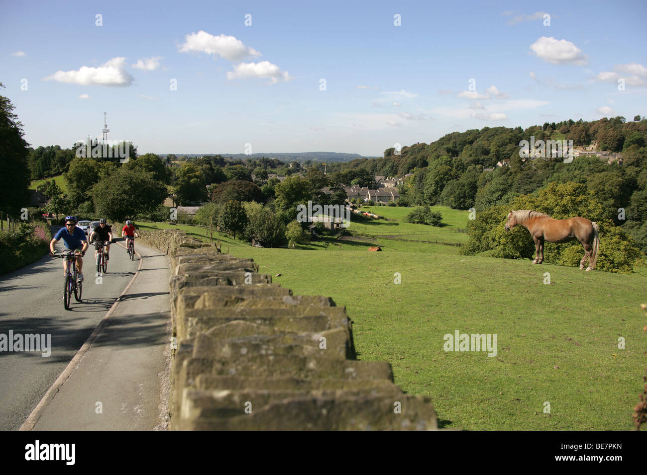 Stadt von Bollington, England. Schöne Aussicht mit Radfahrern auf Blaze Hügel am Stadtrand von der East Cheshire Stadt Bollington. Stockfoto