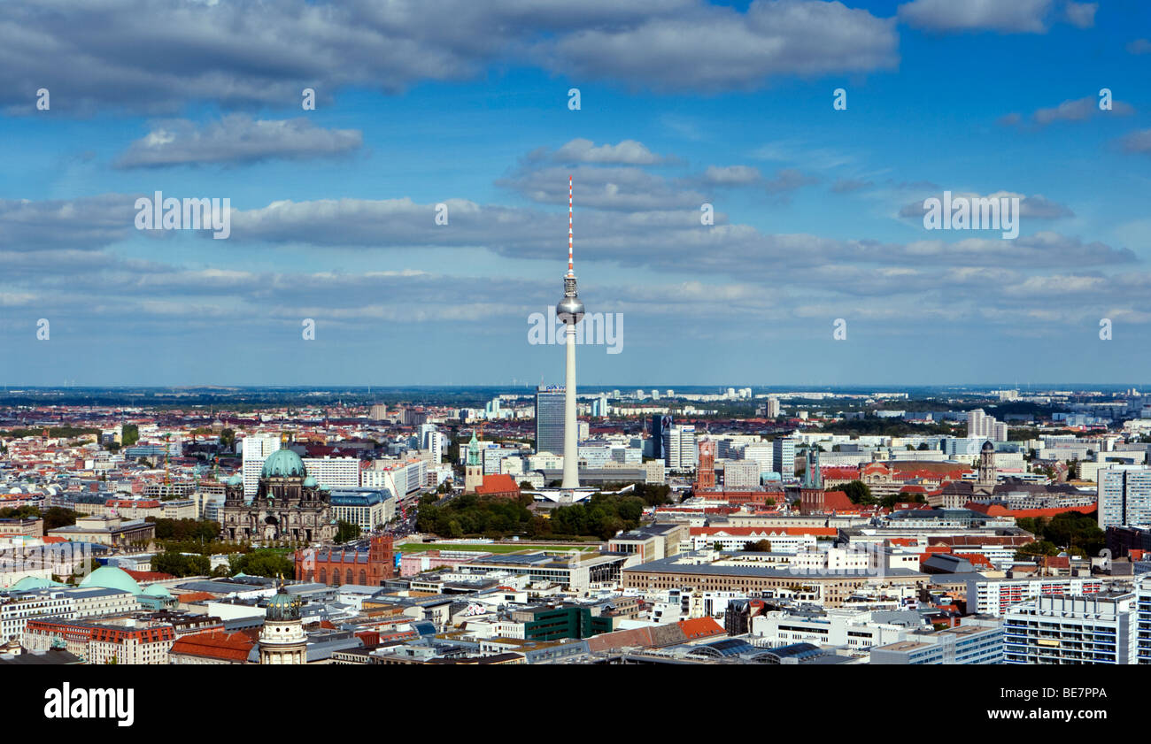 Blick auf Skyline von Berlin mit Fernsehturm am Alexanderplatz nach hinten Deutschland Stockfoto