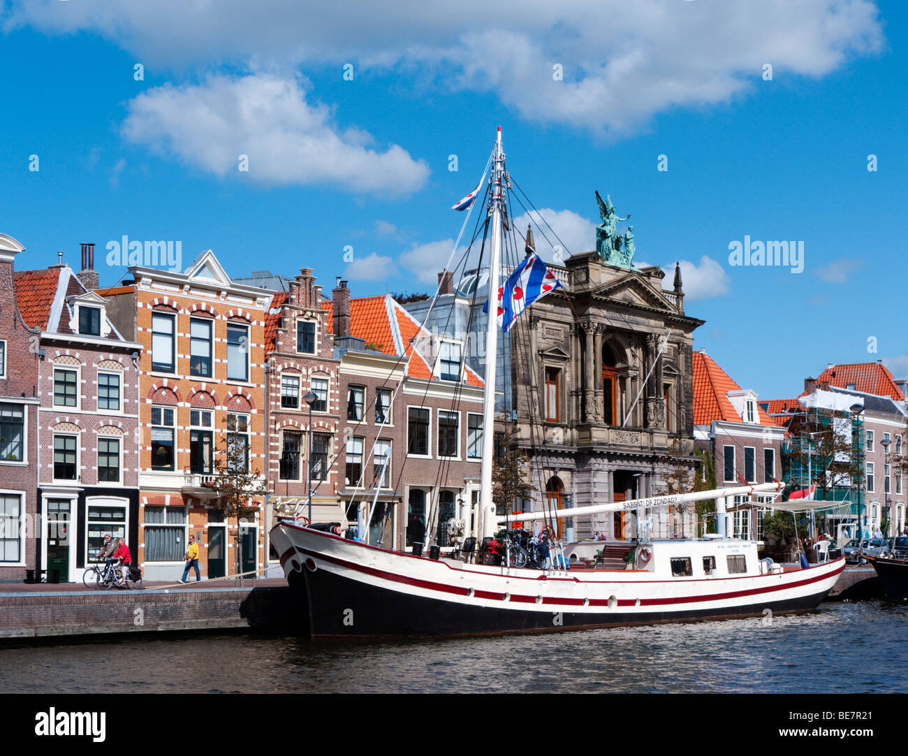 Boot vor Anker am Fluss Spaarne und historische Häuser in Haarlem, Niederlande Stockfoto