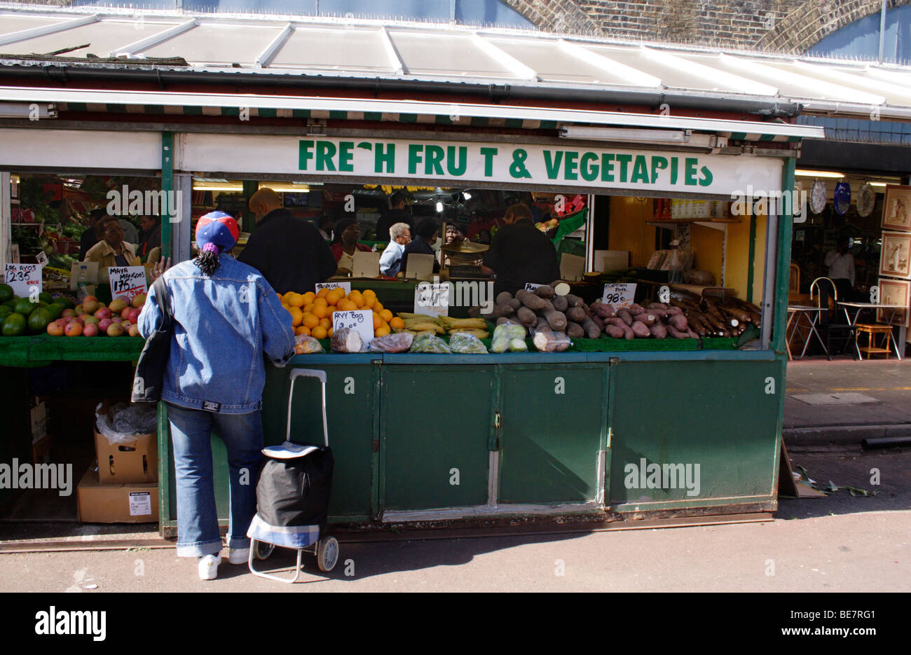 Obst und Gemüse stall Shepherds Bush Market London, September 2009 Stockfoto