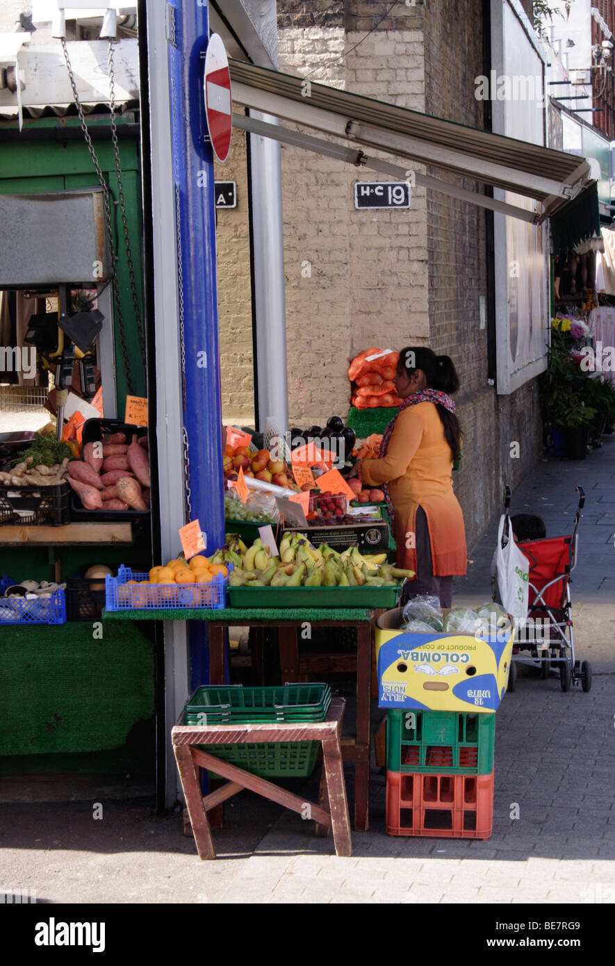 Obst und Gemüse stall Shepherds Bush Market London, September 2009 Stockfoto