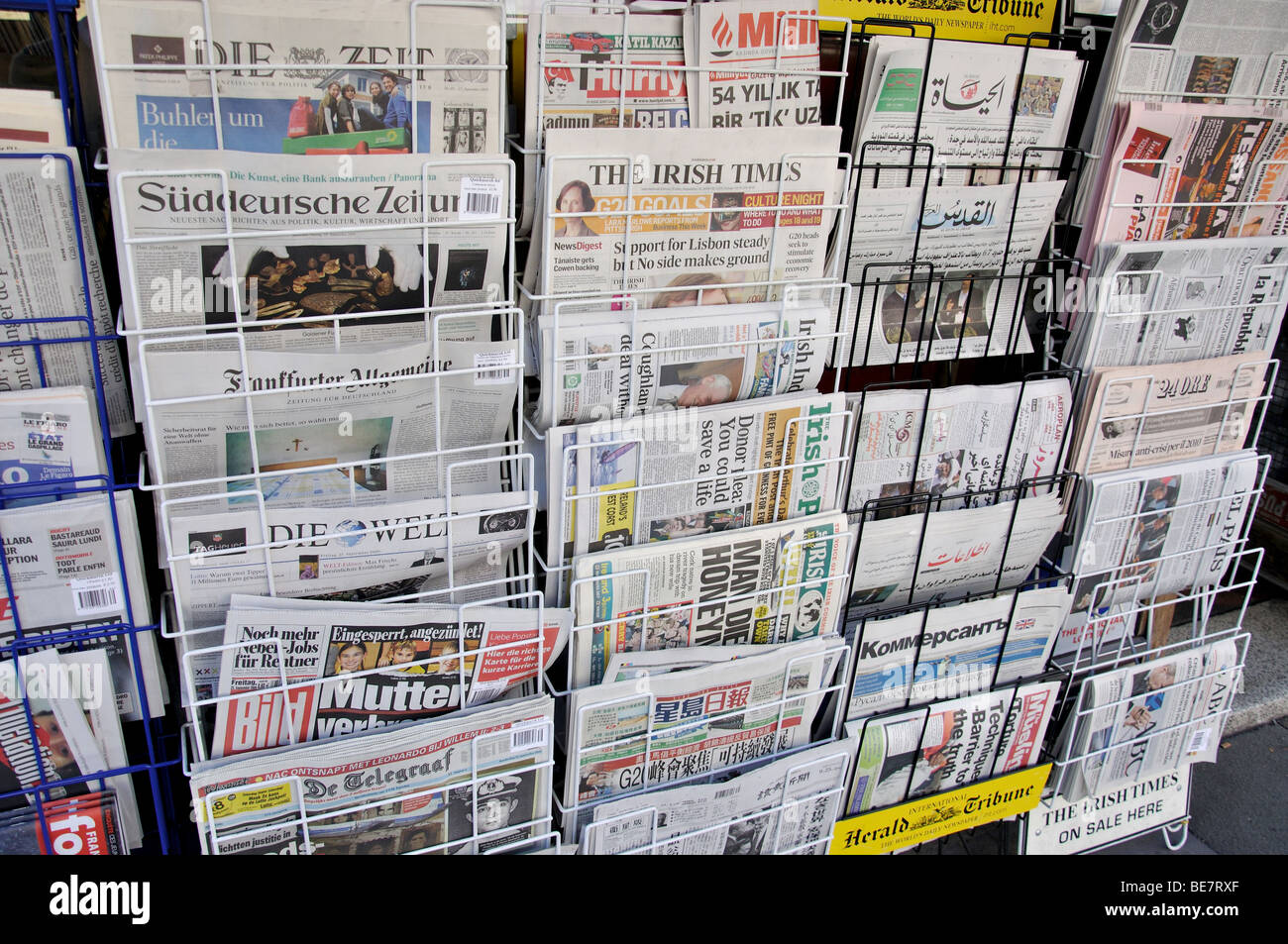 Internationale Zeitungen außerhalb Zeitschriftenläden Shop, London Borough of Hounslow, Greater London, England, Vereinigtes Königreich Stockfoto