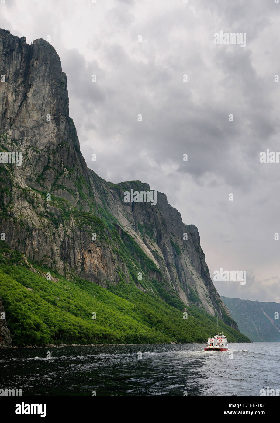 Western Brook Pond Bootstour mit steilen Klippe Fjorde im Gros Morne National Park, Neufundland Stockfoto