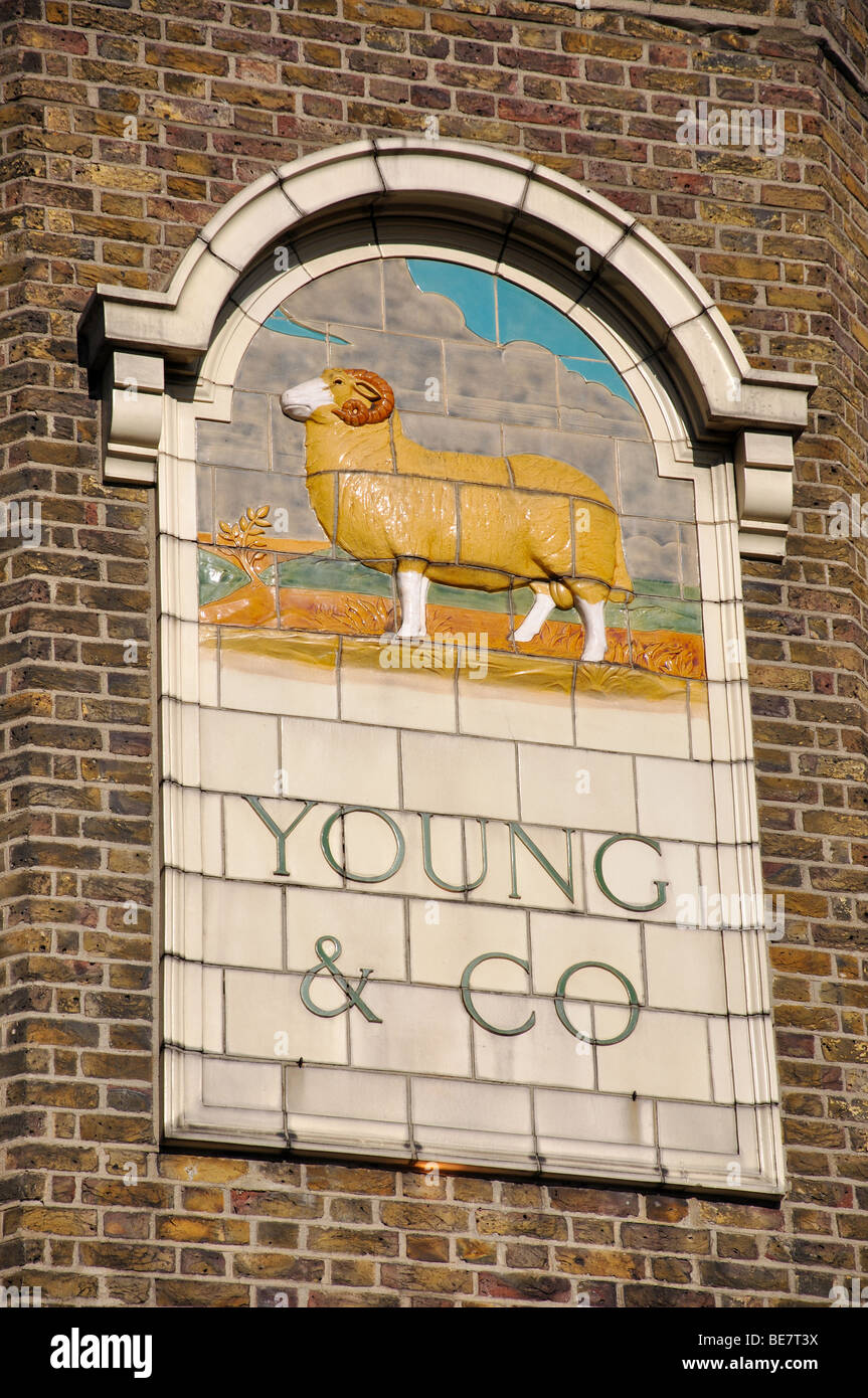 Alte Keramik Pub Schild, Chiswick High Road, Chiswick, London Borough of Hounslow, Greater London, England, Vereinigtes Königreich Stockfoto