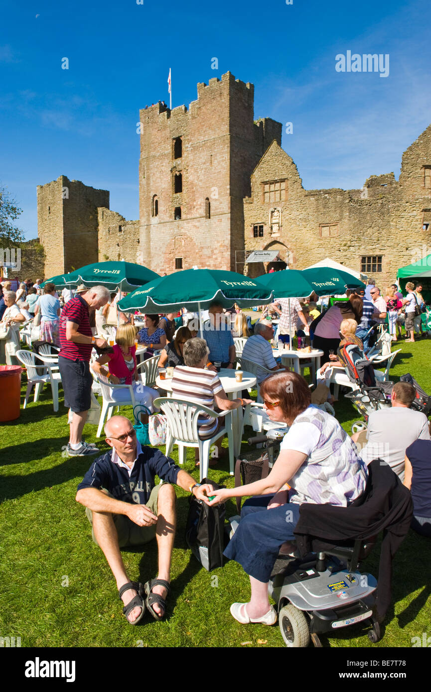 Menschen entspannen Sie im Schlosspark in Ludlow Food Festival Shropshire England UK Stockfoto