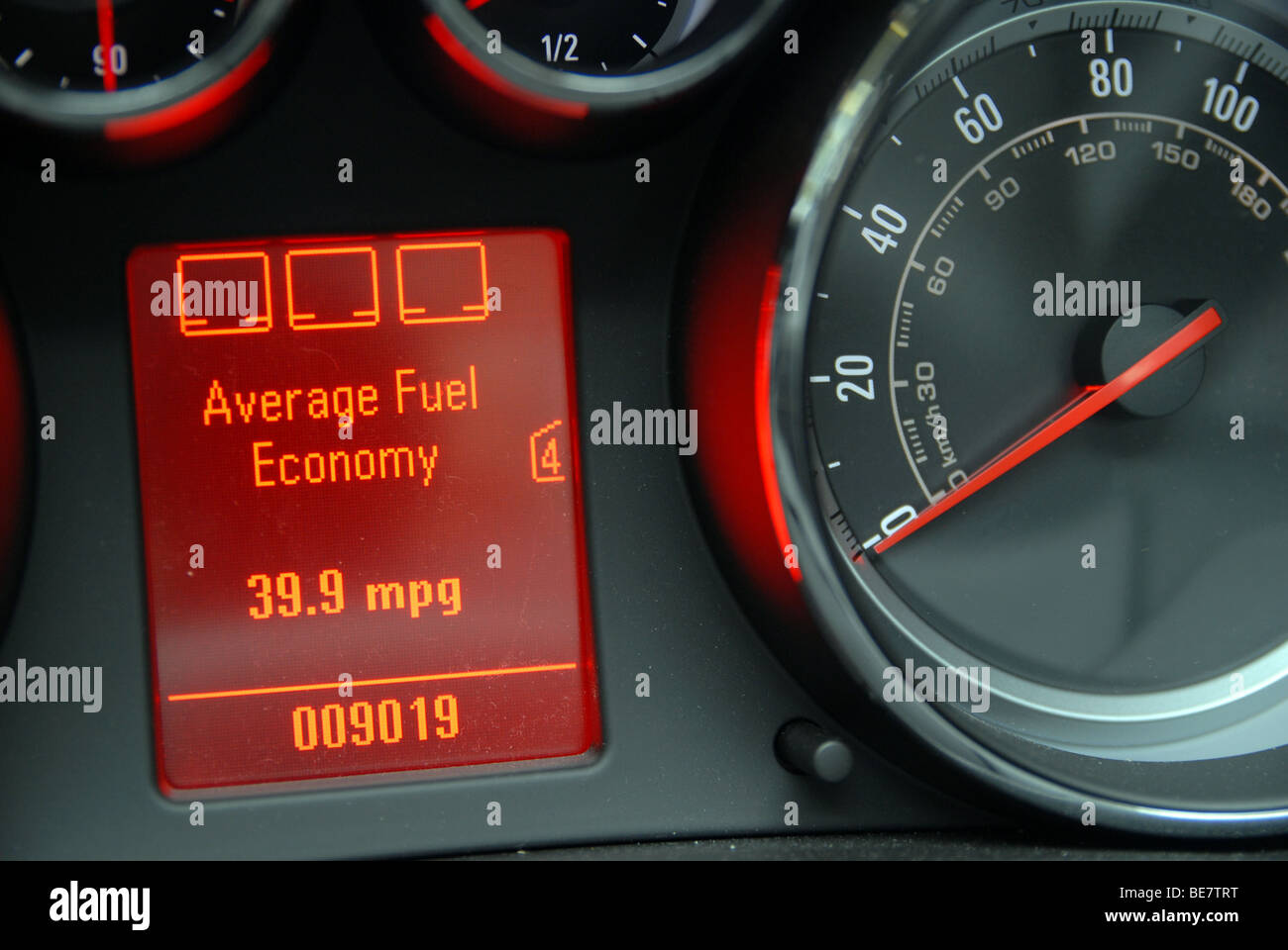 Auto-Informationen-Konsole und Zifferblätter zeigen den durchschnittlichen Kraftstoffverbrauch Stockfoto