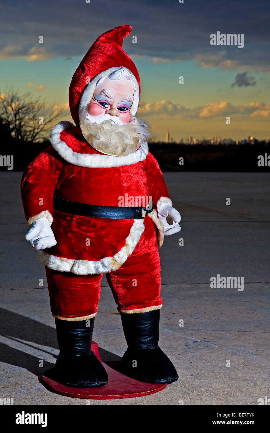 Kitsch Weihnachtsmann vor der Skyline von Manhattan. Stockfoto