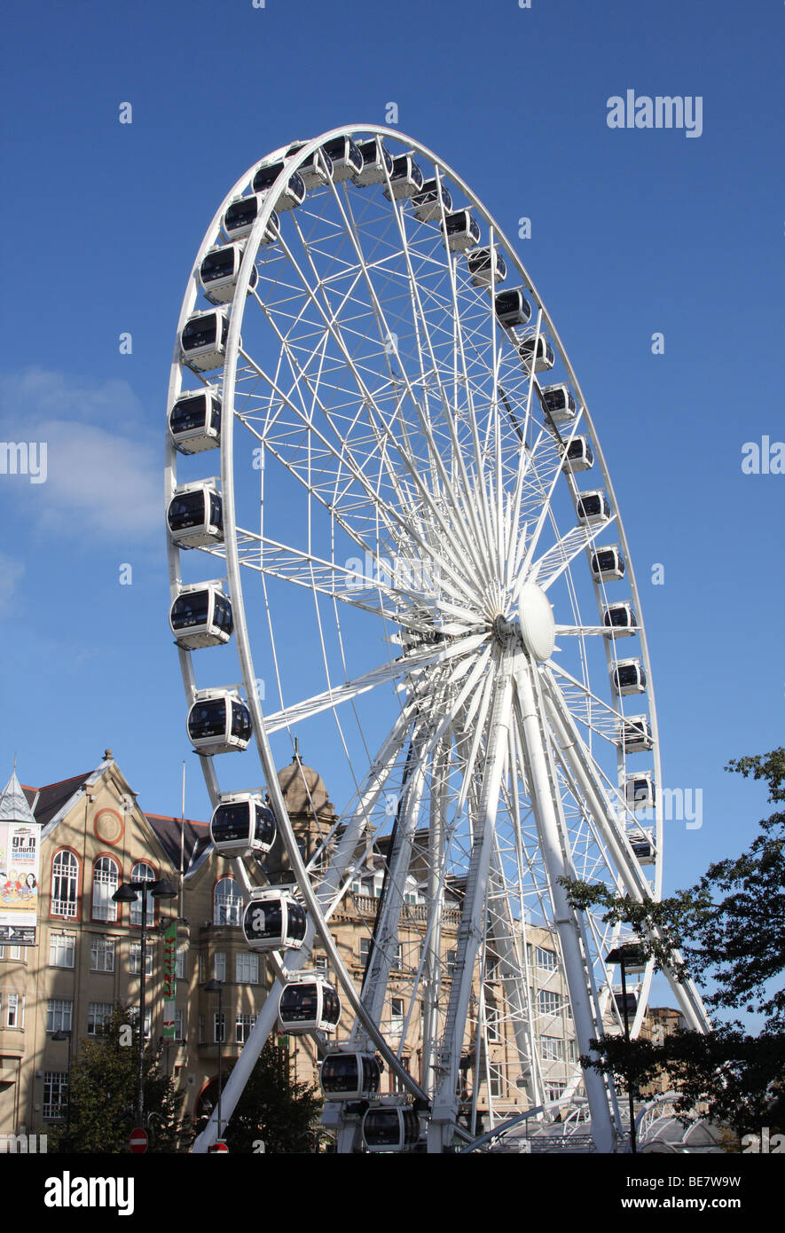 Ein Riesenrad überragt Gebäude auf Fargate Sheffield, South Yorkshire, England, U.K Stockfoto