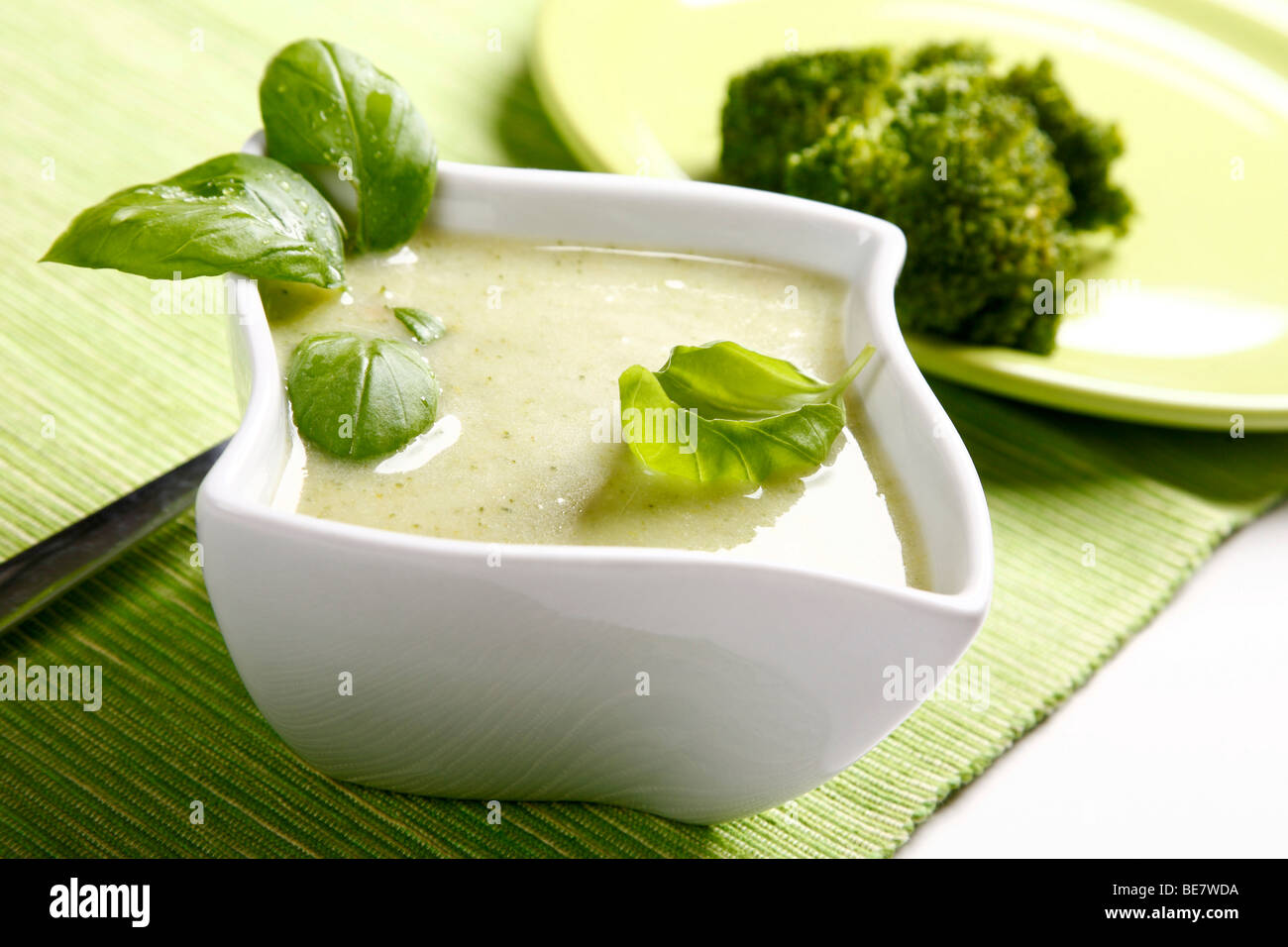 Broccoli-Suppe mit Basilikum Stockfoto