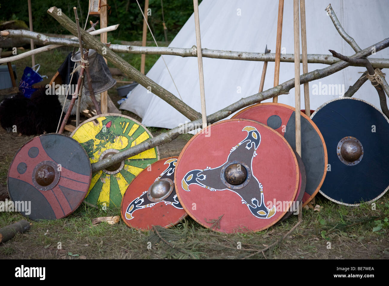 Schilde im Lager bei einem Wikinger Reenactment-Festival in Dänemark Stockfoto