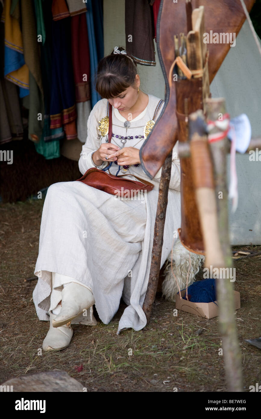 Viking-Frau Nähen bei einem Wikinger-Reenactment-festival Stockfoto