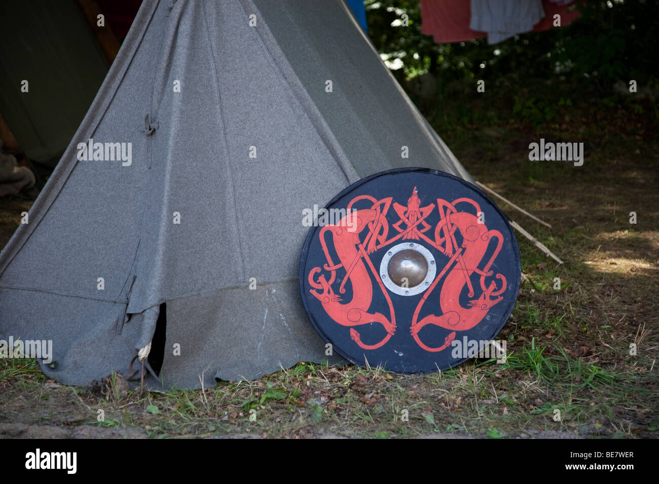 Zelt und Schild im Lager bei einem Wikinger Reenactment-Festival in Dänemark Stockfoto