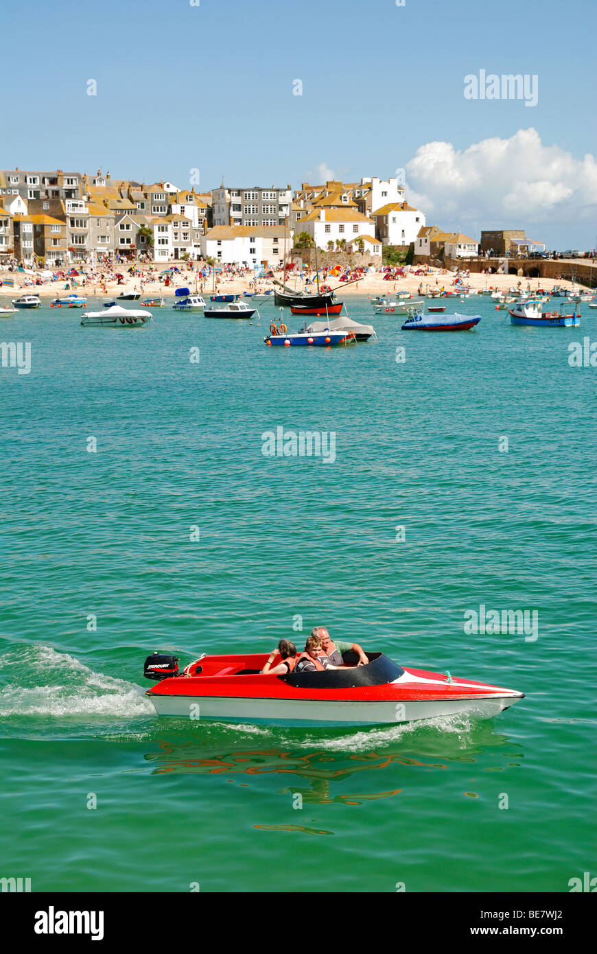 ein kleines Motorboot im Hafen von st.ives in Cornwall, Großbritannien Stockfoto