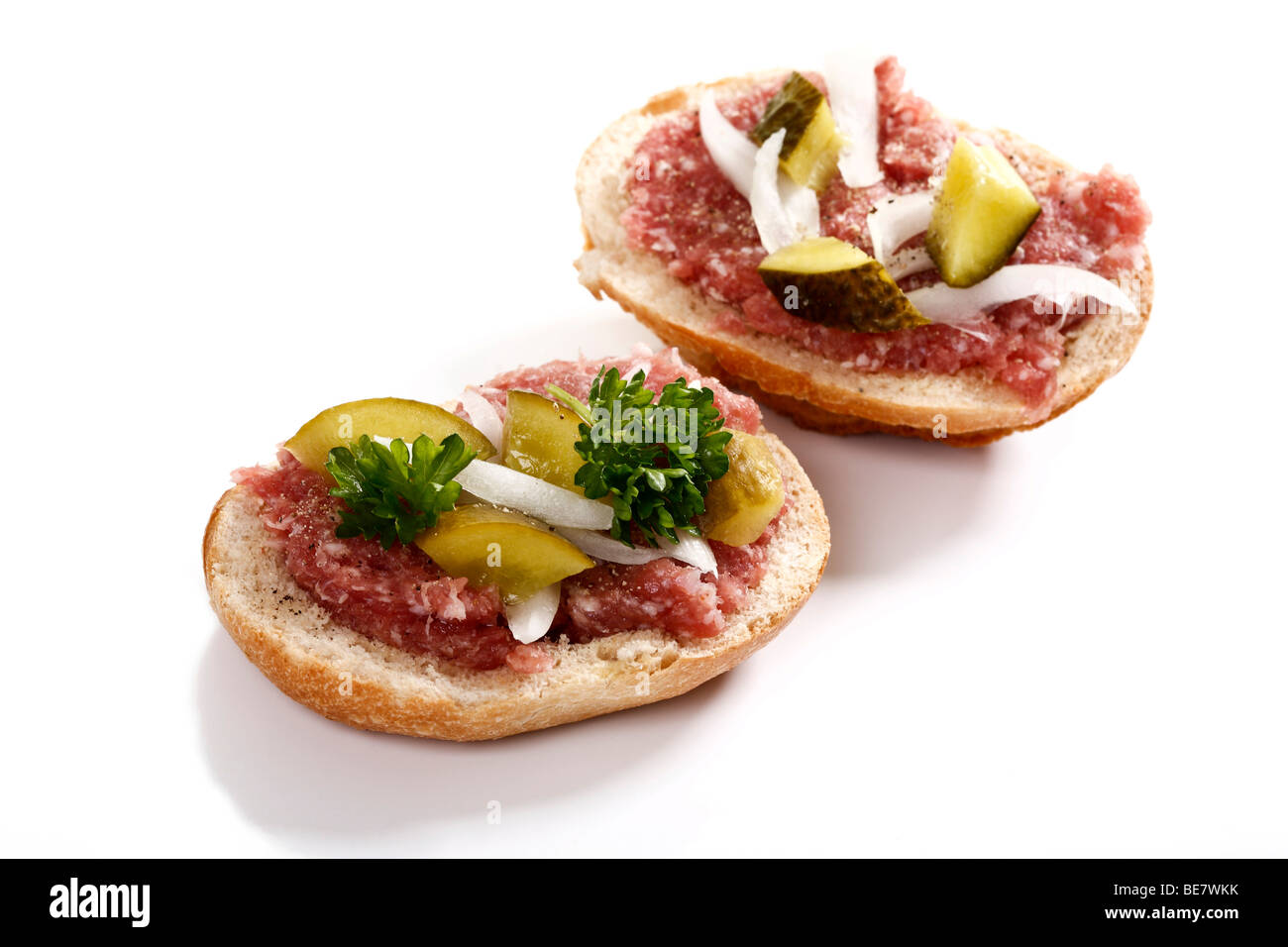 Brötchen mit Mett, Zwiebeln, Gurken und Petersilie Stockfoto