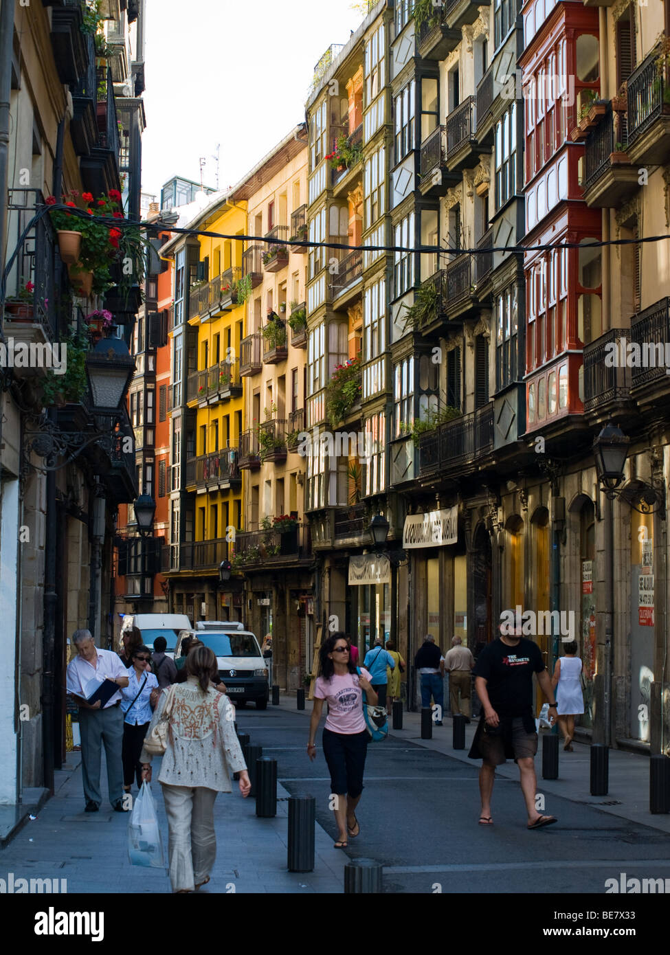 Eine Straße Szene vom Bezirk Casco Viejo (Altstadt) von Bilbao, Spanien. Stockfoto