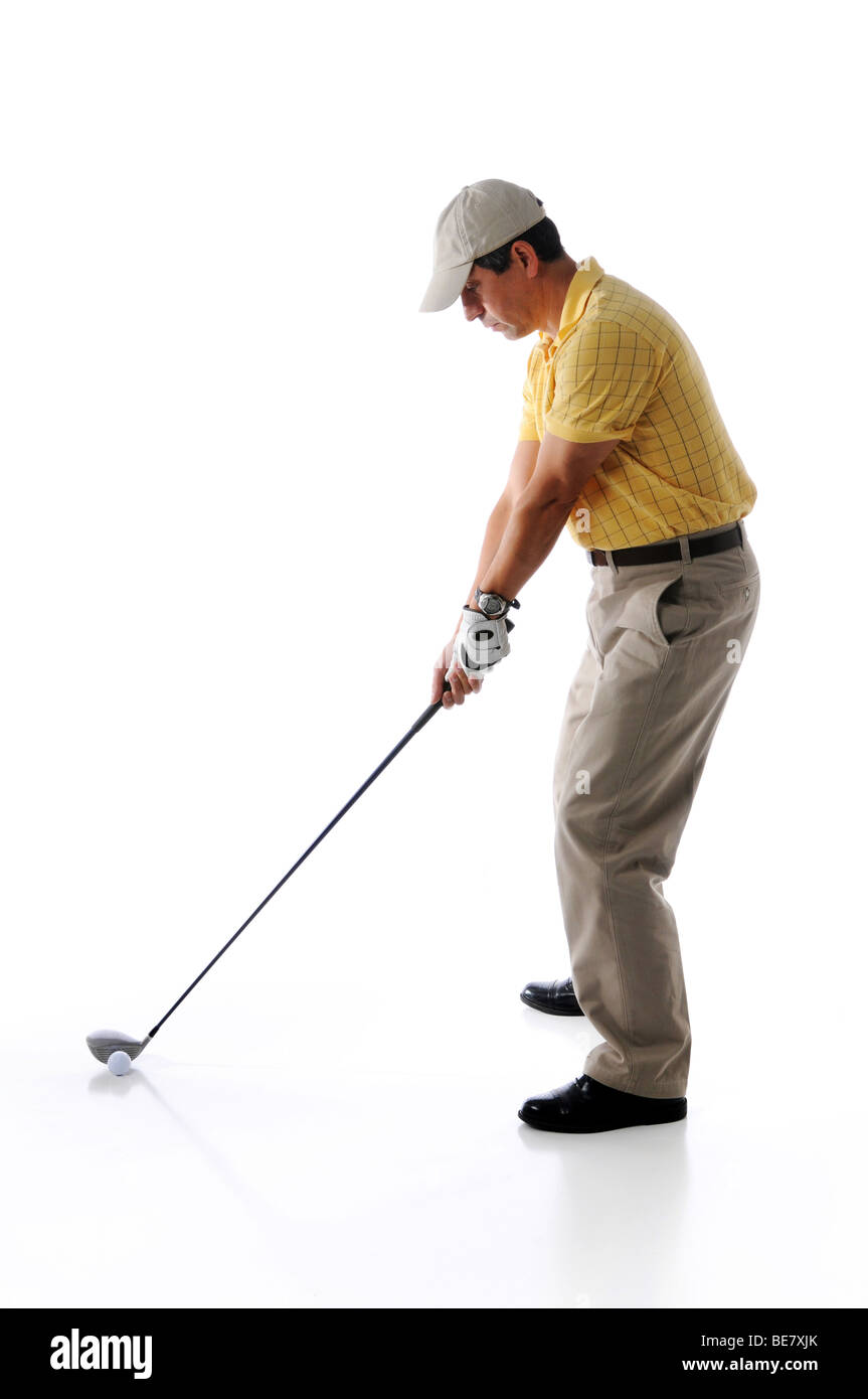 Golfer bereit, vor einem weißen Hintergrund isoliert zu schwingen Stockfoto