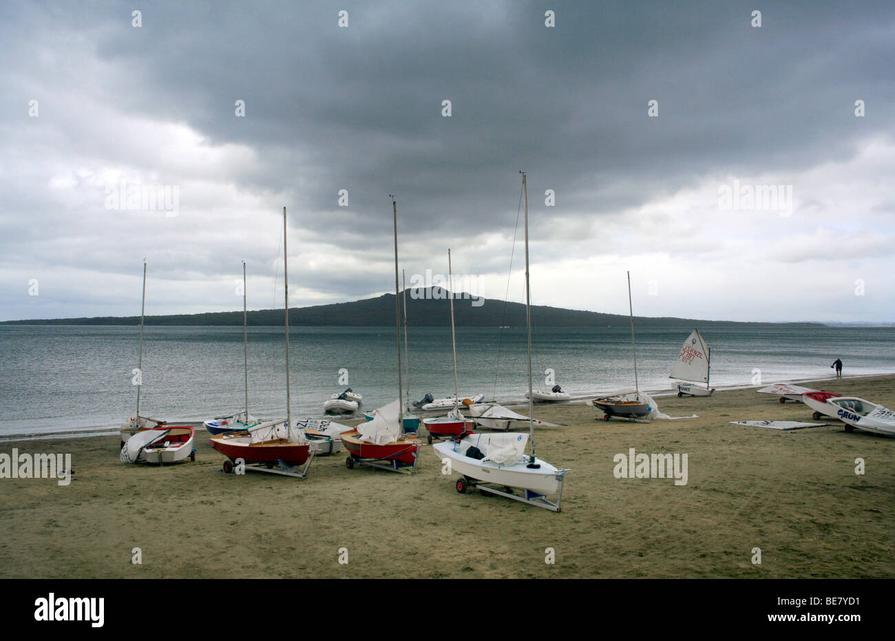 Schmale Hals Strand, Devonport, Blick nach Osten in Richtung Rangitoto Island, Auckland, Neuseeland Stockfoto