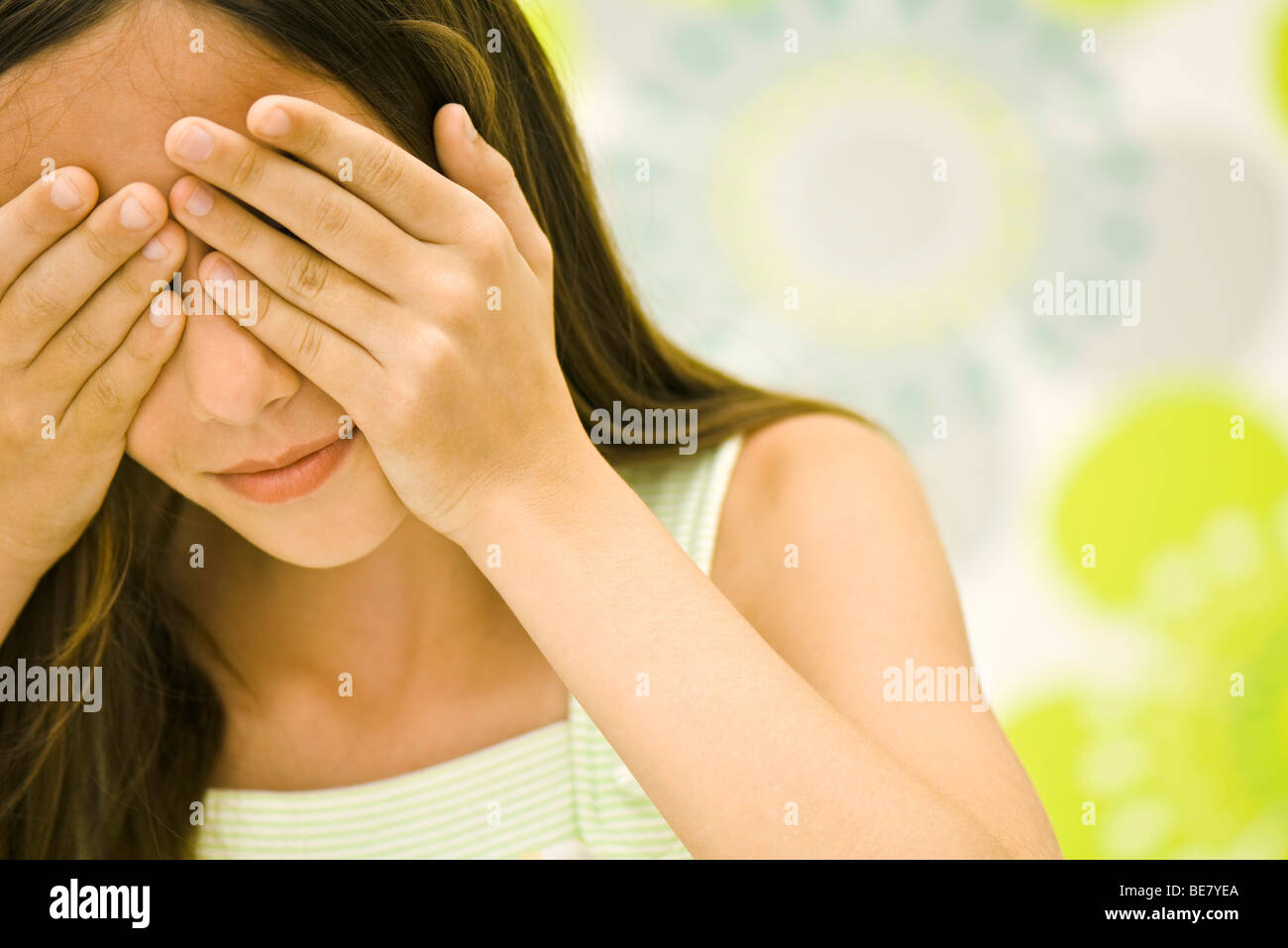 Mädchen Abdeckung Augen mit Händen Stockfoto