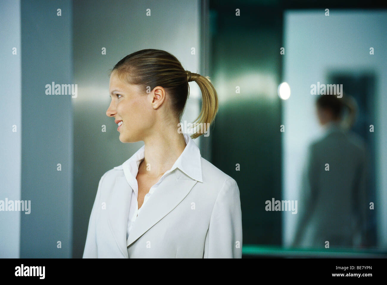 Geschäftsfrau entstehende Aufzug, schauen weg Lächeln Stockfoto
