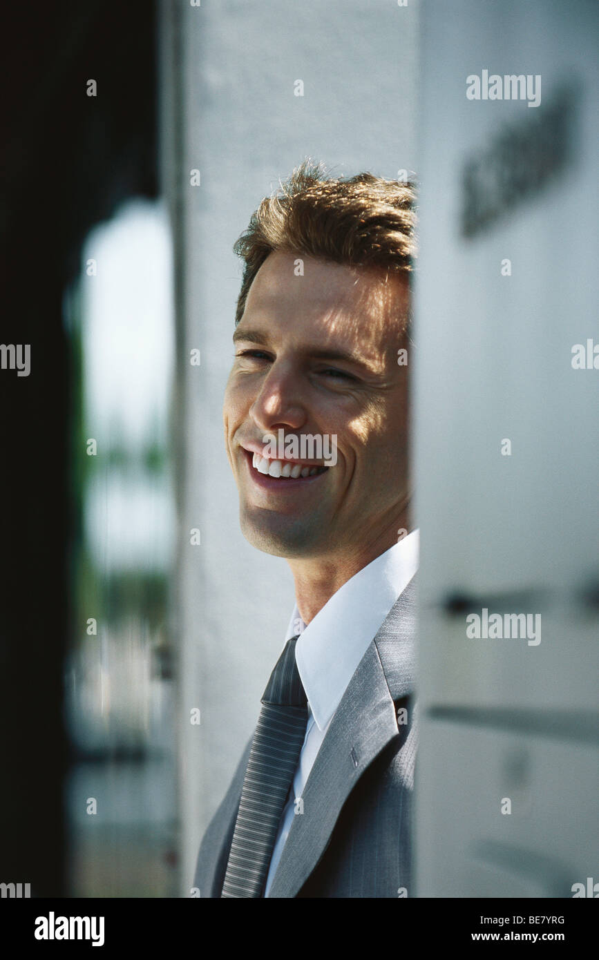Geschäftsmann, Lächeln und wegsehen, Porträt Stockfoto
