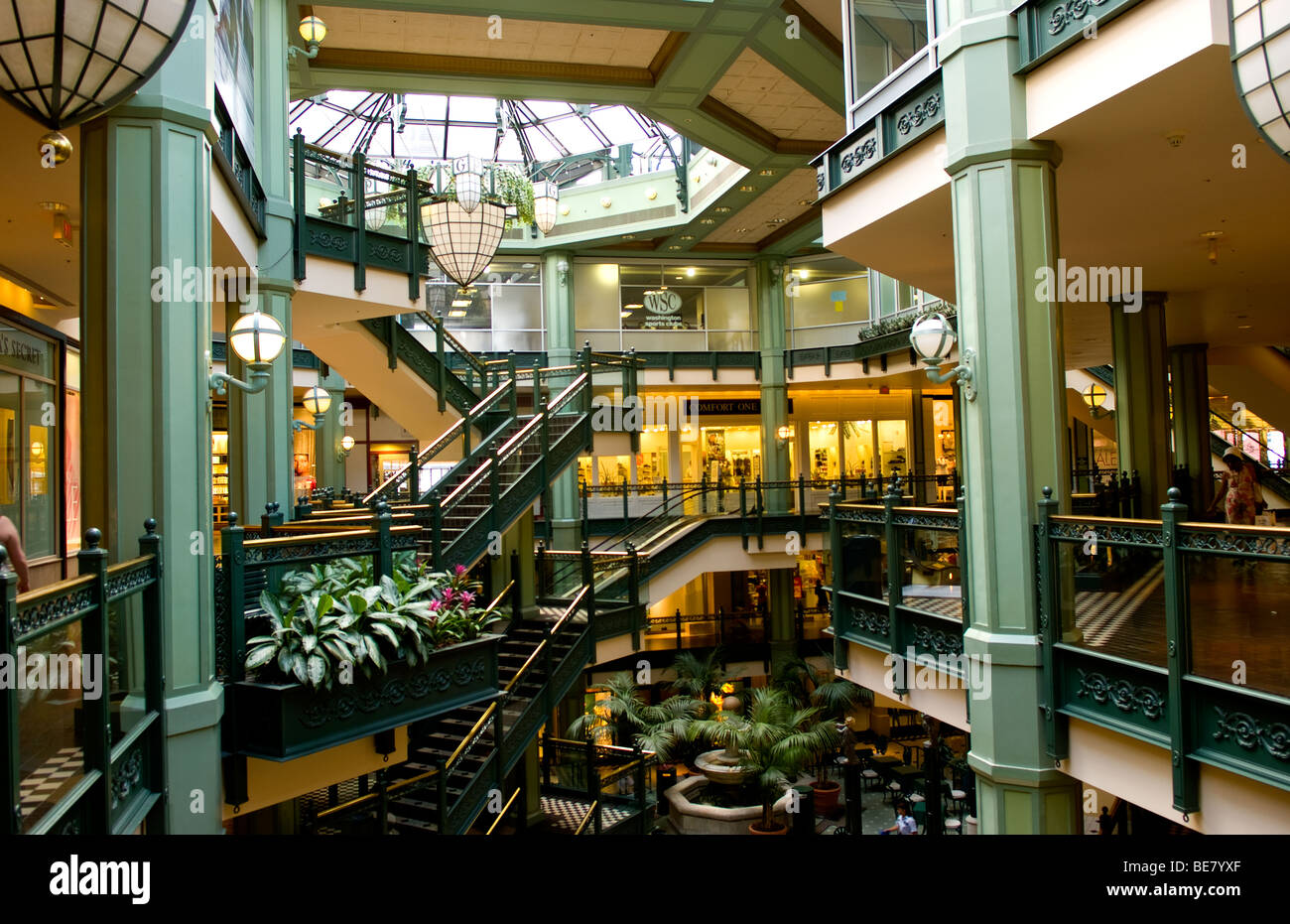 Einkaufen in Mall in Washington DC USA Stockfotografie Alamy