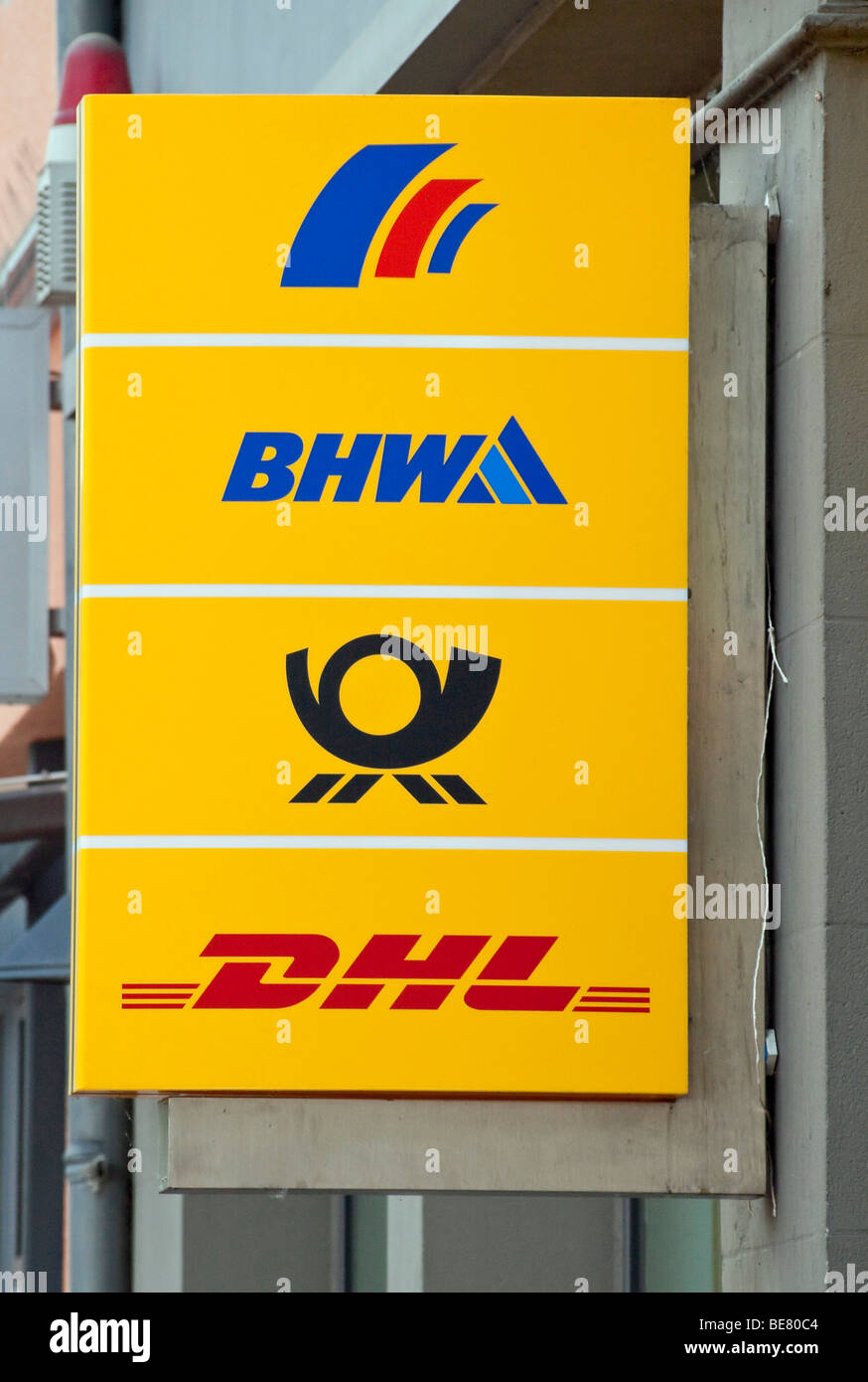 Logos der Deutschen Post, DHL und der BHW auf einem Schild Stockfoto