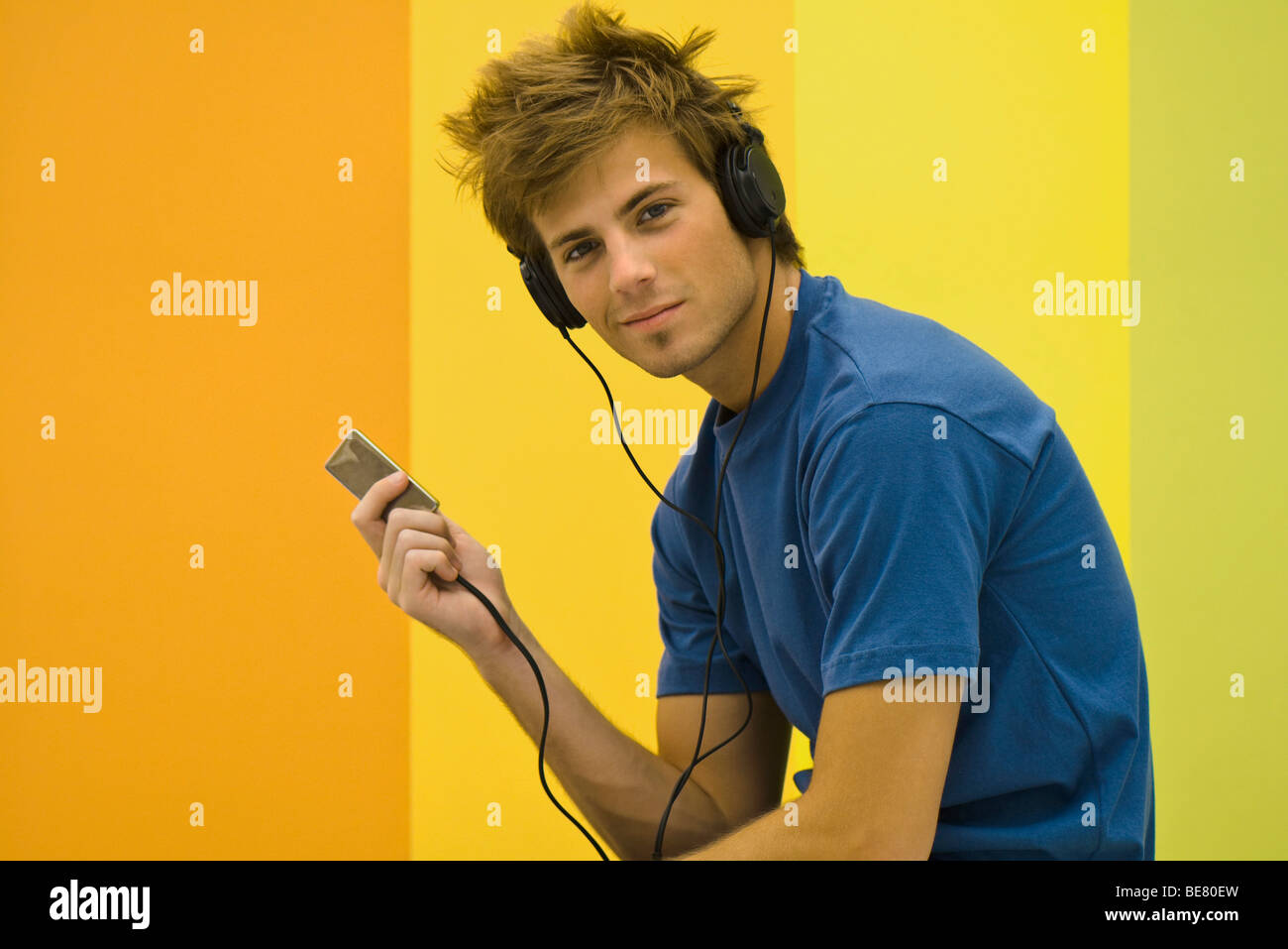 Mann, anhören von MP3-player Stockfoto