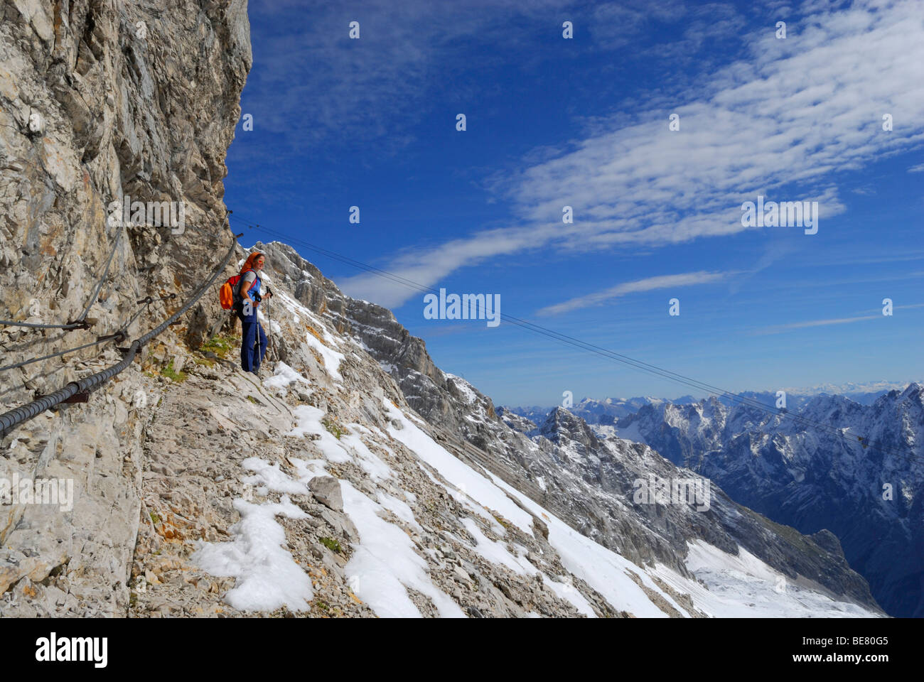 Frau am Klettersteig vom Zugspitzplatt, Zugspitze, Wettersteingebirge, Upper Bavaria, Bavaria, Germany Stockfoto
