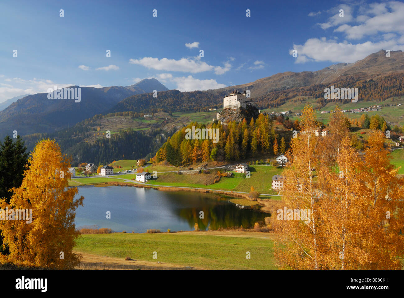 See mit Bäumen in herbstlichen Farben und Schloss Tarasp, Tarasp, Unterengadin, Engadin, Graubünden, Schweiz Stockfoto