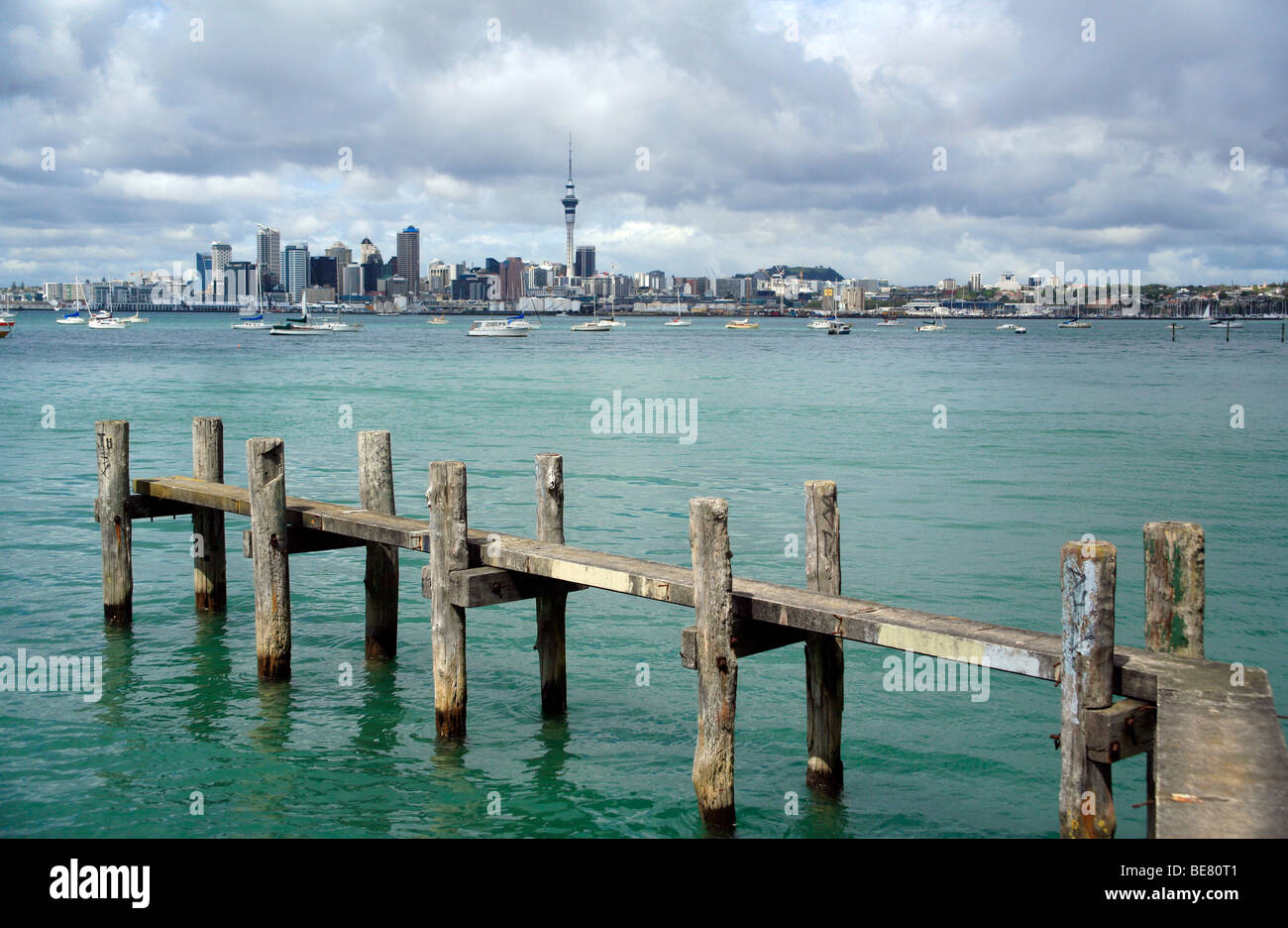 Blick auf den Hafen Waitemata dem Sky Tower und der Innenstadt von Auckland im Süden von Northcote Point, North Shore, Auckland, Neuseeland Stockfoto