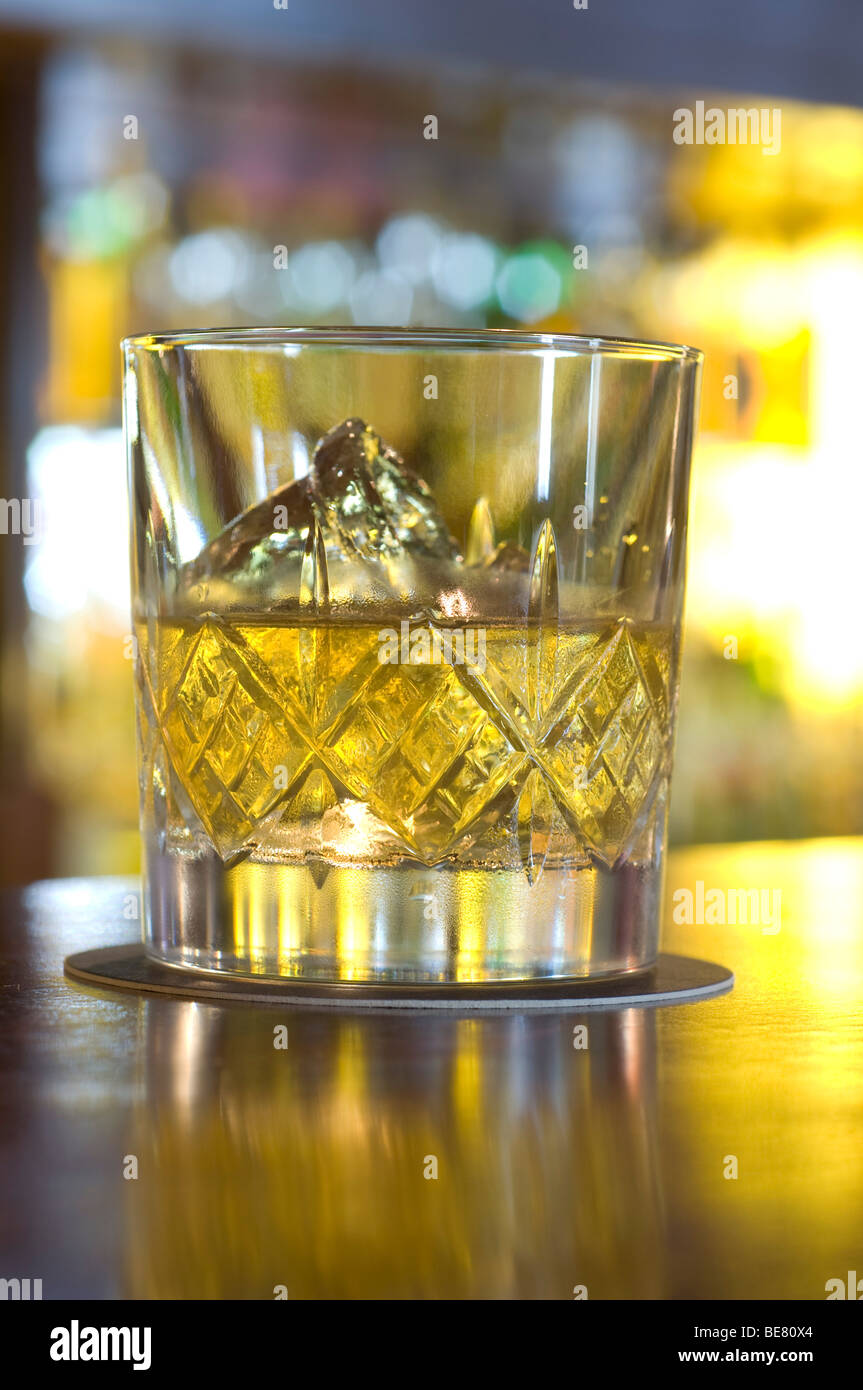 Eine hinterleuchtete Glas Whisky, Bascule Bar, Cape Grace Hotel, Kapstadt, Südafrika, Afrika Stockfoto