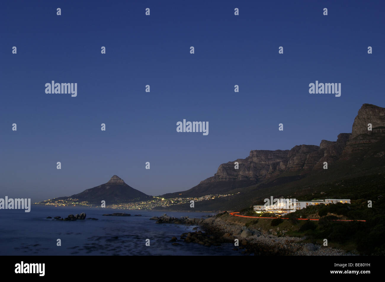 Blick auf die beleuchtete The Twelve Apostel Hotel bei Nacht, Löwenkopf, Camps Bay, Kapstadt, Südafrika, Afrika Stockfoto