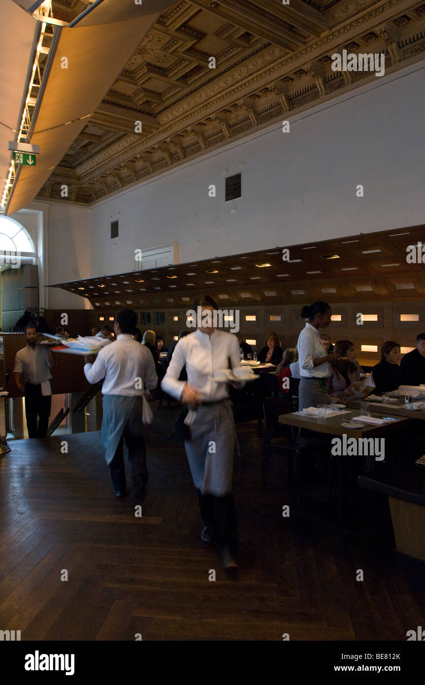 Kellner und Kellnerinnen im Restaurant Oesterreicher Im MAK, Wien, Österreich Stockfoto