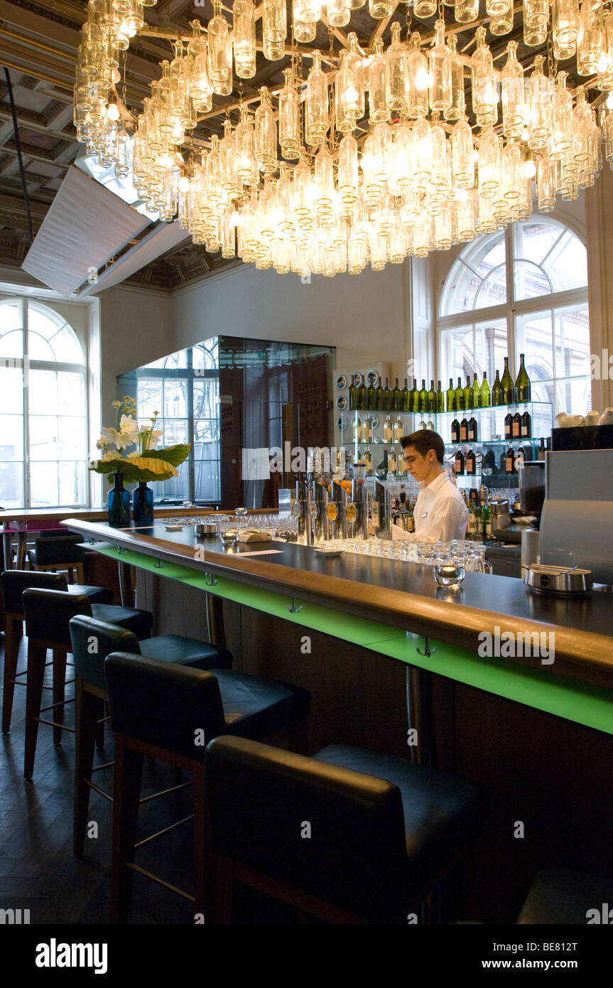 Kellner im Restaurant Oesterreicher Im MAK, Wien, Österreich Stockfoto