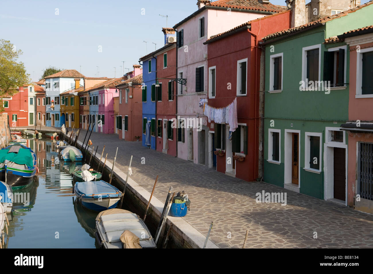 Bunte Häuser entlang des Kanals von Terranova, Burano, Veneto, Italien Stockfoto