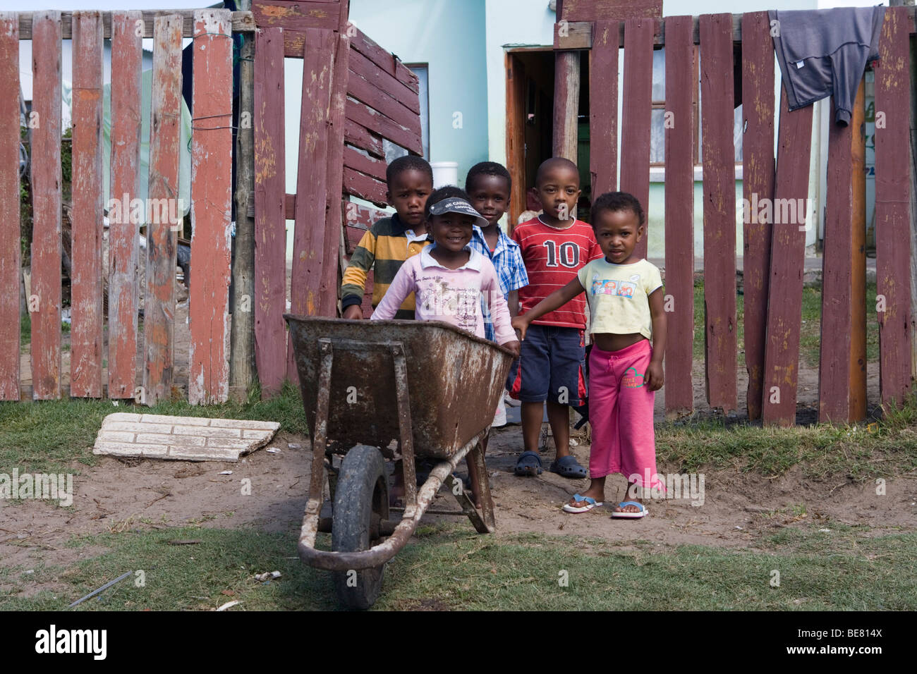 Kinder mit einer Schubkarre (Vorbereitung für FIFA 2010 World Cup), Walmer Township, Af, Port Elizabeth, Eastern Cape, Südafrika Stockfoto