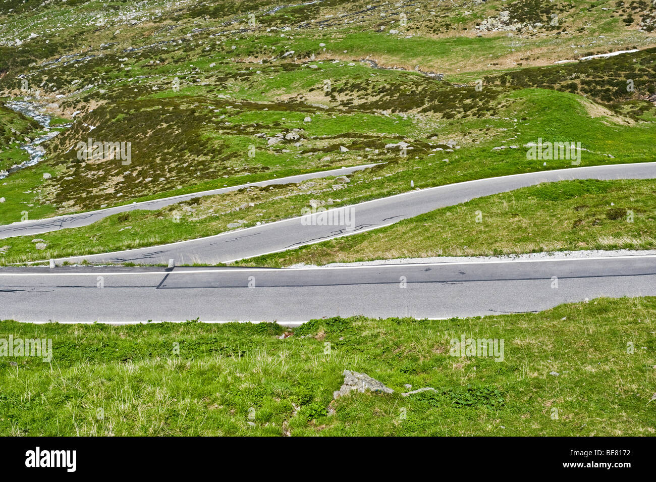 Berglandschaft mit Mountain pass, St. Gotthard, Schweiz Stockfoto