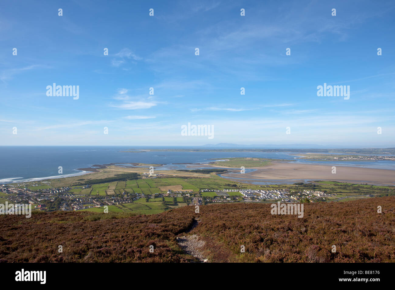 Die Aussicht vom Gipfel nach Westen in Richtung Strand Hügel knocknarea Stockfoto