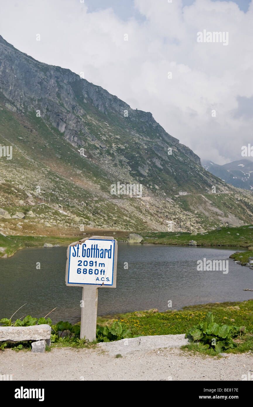 Wegweiser in der Nähe von einem See, Berglandschaft, Kanton Uri, Schweiz Stockfoto