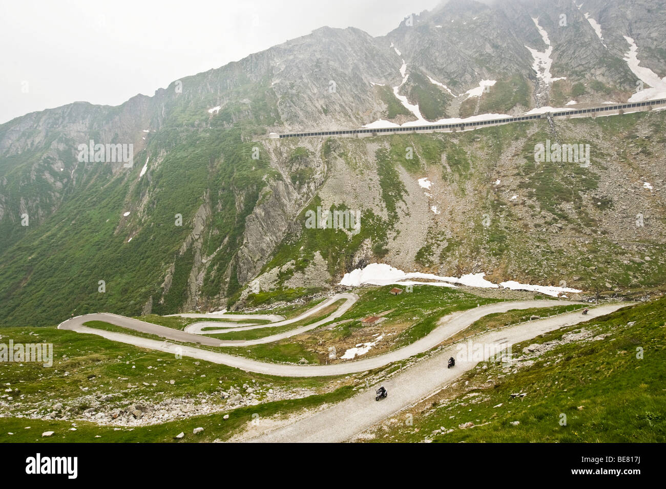 Drei Motorräder auf einem Bergpass, Berglandschaft mit Tunnel, St. Gotthard, Schweiz Stockfoto