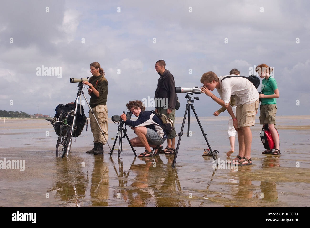 Jonge Vogelaars Kijken Vogels Op de Kwelders van de Noordsvaarder Op Terschelling Stockfoto