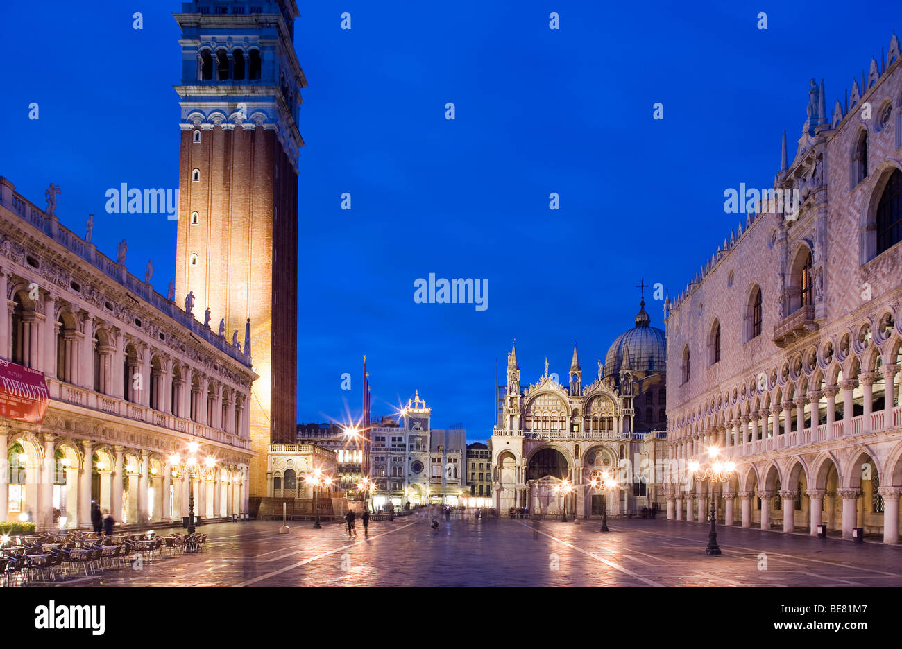 Markus Platz, Piazza San Marco, Biblioteca Marciana mit Campanile auf der linken Seite, Basilica di San Marco und der Palast des Dogen Stockfoto