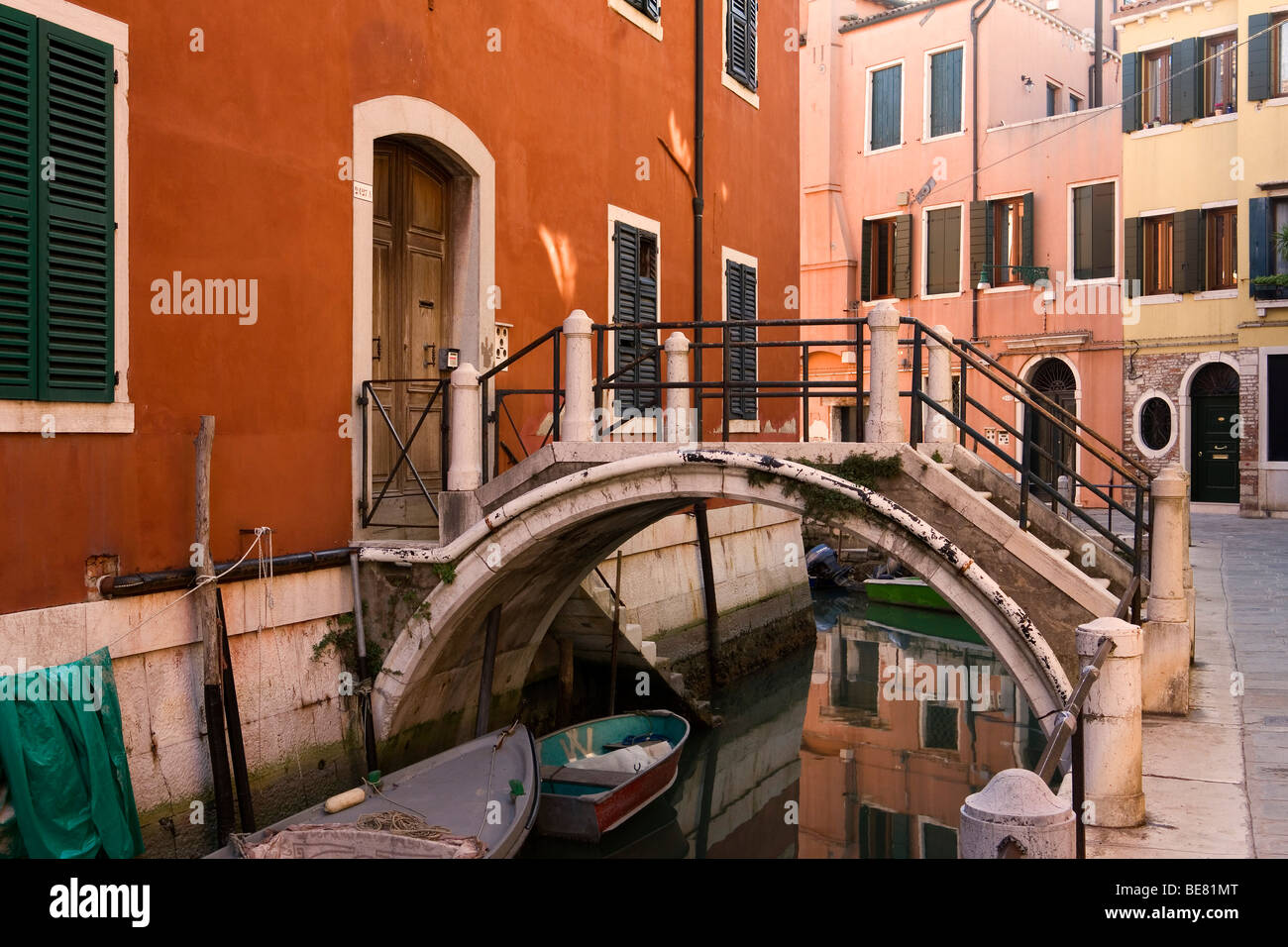 Häuser an einem schmalen Kanal, Fondamenta dei Penini, Venedig, Italien, Europa Stockfoto