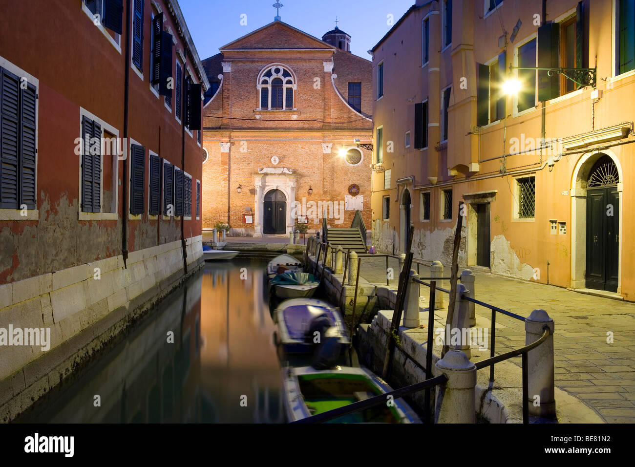 Häuser und Kirche an einem schmalen Kanal, Fondamenta Ospedaleto, Venedig, Italien, Europa Stockfoto