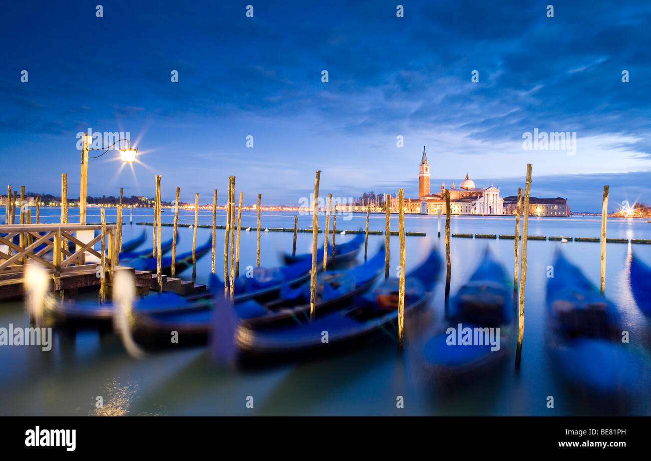 Kai am Markusplatz entfernt mit Gondeln und der Blick auf die Insel San Giorgio Maggiore in Venedig, Italien, Europa Stockfoto