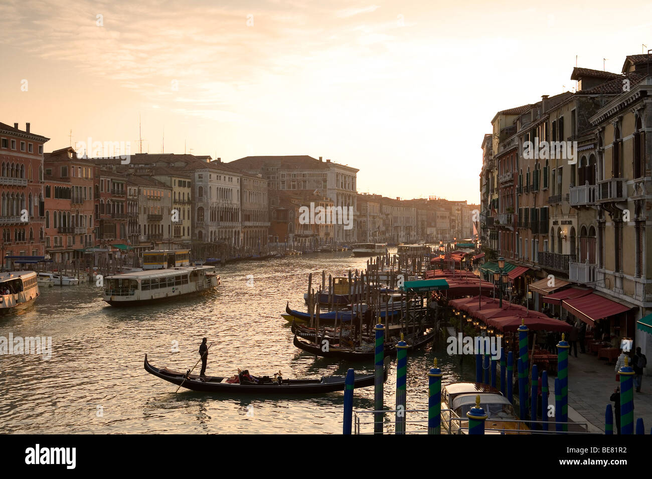 Blick von der Rialto-Brücke über den Canal Grande, Venedig, Italien, Europa Stockfoto