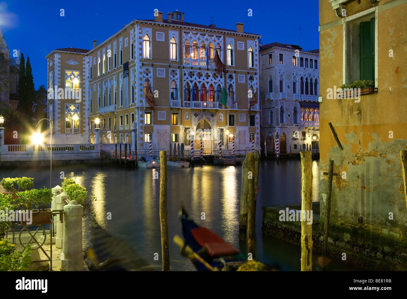Canal Grande in der Nacht mit Blick auf den Palazzo Cavalli-Franchetti, Venedig, Italien, Europa Stockfoto